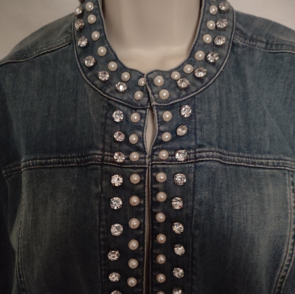 🥰 Embellished Chico's jean jacket - Picture 2 of 7
